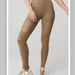 Alo Moto Leggings in Gravel